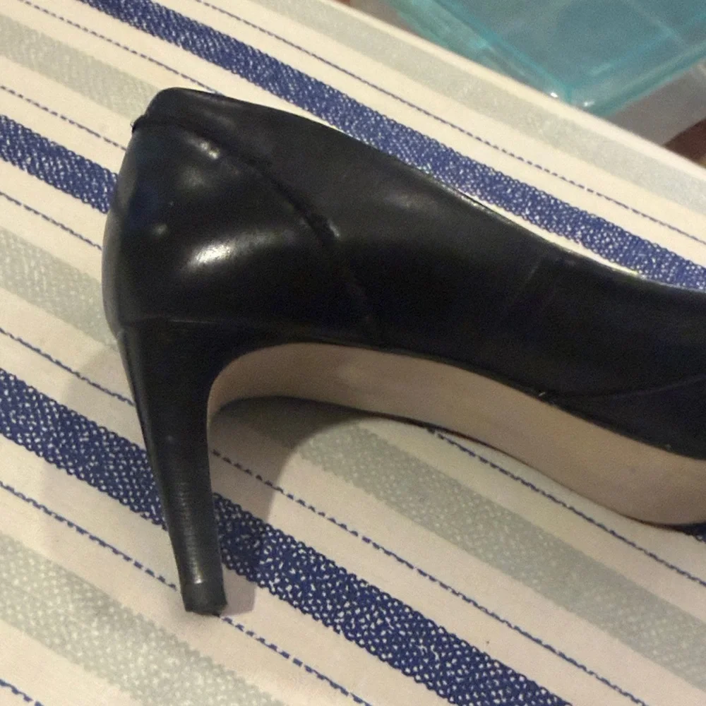 Elegant Talbots Black Leather Women's Pumps - Picture 8 of 12